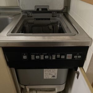 東芝製トップオープン食洗機の撤去工事　松下電工ナイスキッチン　施工前確認　漏水チェック